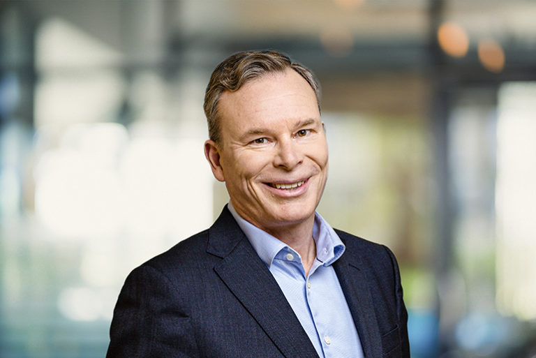 Kuvassa Hannu Kasurinen, Stora Enson pakkausmateriaaleista vastaava johtaja.