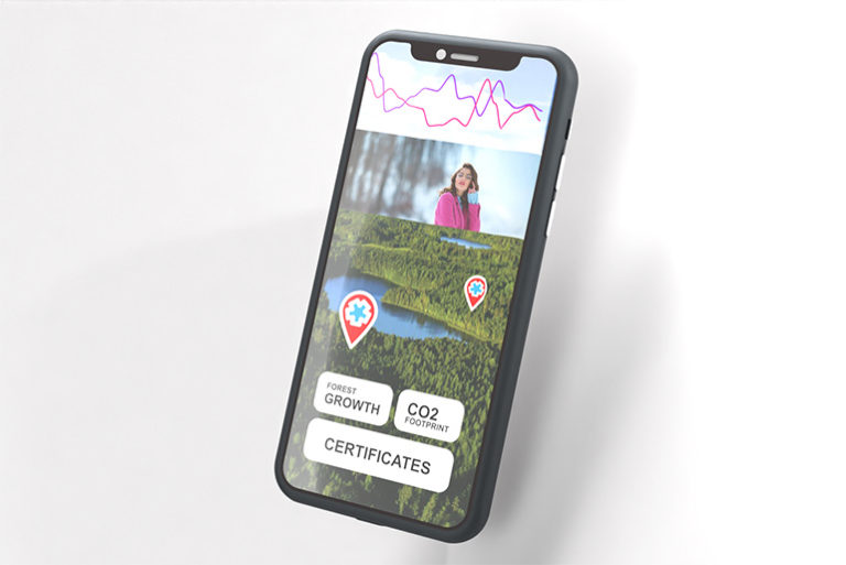 Kuvassa SilvaTrace Traceable Tree sovellus, jossa suomalainen metsämaisema ja järvi sekä grafiikkaa sovelluksesta.
