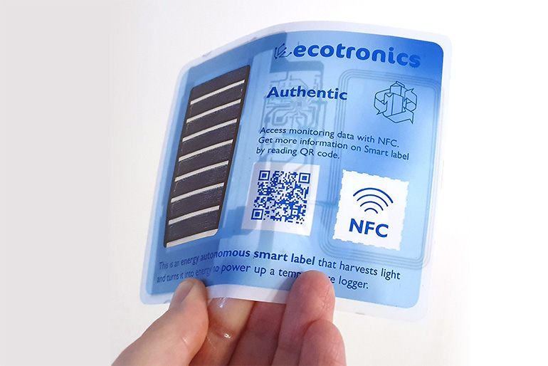 Kuvassa on biopohjaiselle muoville painettu älyetiketti.