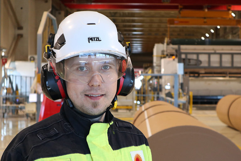 Joonas Mikkonen, kartonkikonelinjan tuotantoinsinööri Stora Ensolla.