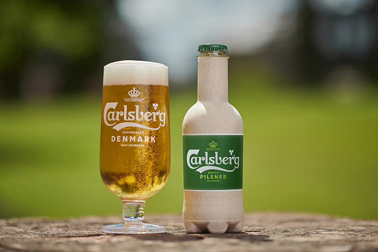 Olutlasi sekä puukuidusta ja kasviperäisestä muovista valmistettu olutpullo