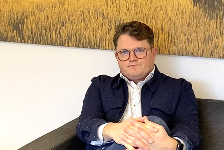 Chemigaten toimitusjohtaja Tom Schauman istuu sohvalla