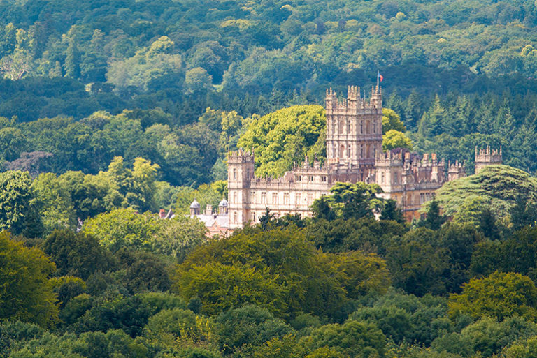 Keskiaikainen linna lehtimetsän keskellä Iso-Britannian Hampshiressä