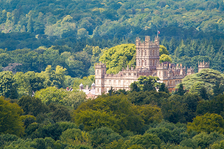 Keskiaikainen linna lehtimetsän keskellä Iso-Britannian Hampshiressä