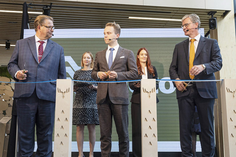 Toimitusjohtaja Ilkka Hämälä, Metsä Group, ministeri Petri Honkonen ja toimitusjohtaja Pasi Laine, Valmet vihkivät 3D-kuitutuotteet koelaitoksen käyttöön