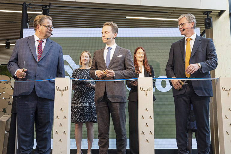 Toimitusjohtaja Ilkka Hämälä, Metsä Group, ministeri Petri Honkonen ja toimitusjohtaja Pasi Laine, Valmet vihkivät 3D-kuitutuotteet koelaitoksen käyttöön