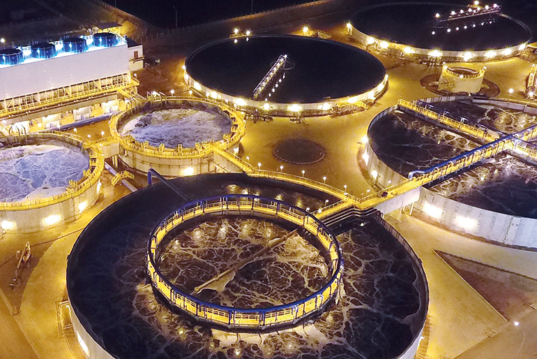 Jätevesien puhdistuslaitos ilmasta päin katsottuna.