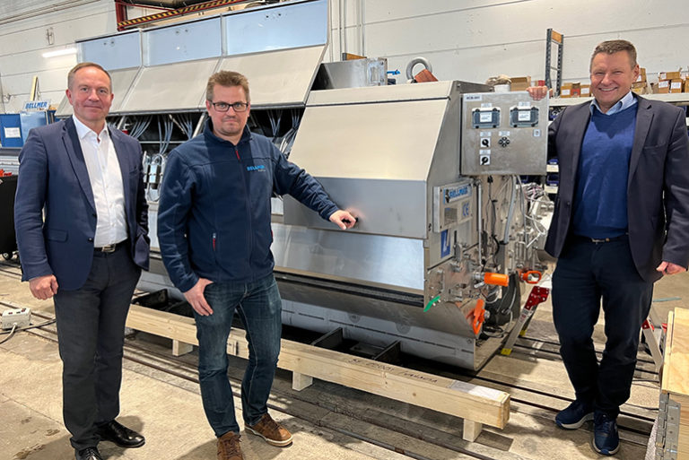 Ari Vanninen, Risto Hasu ja Jyrki Strengell katsovat kohti kameraan paperikoneen perälaatikon äärellä.