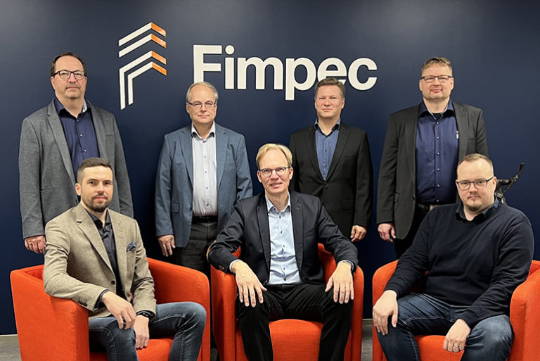 Finpec Groupin asiantuntijoita katsovat kohti kameraa.