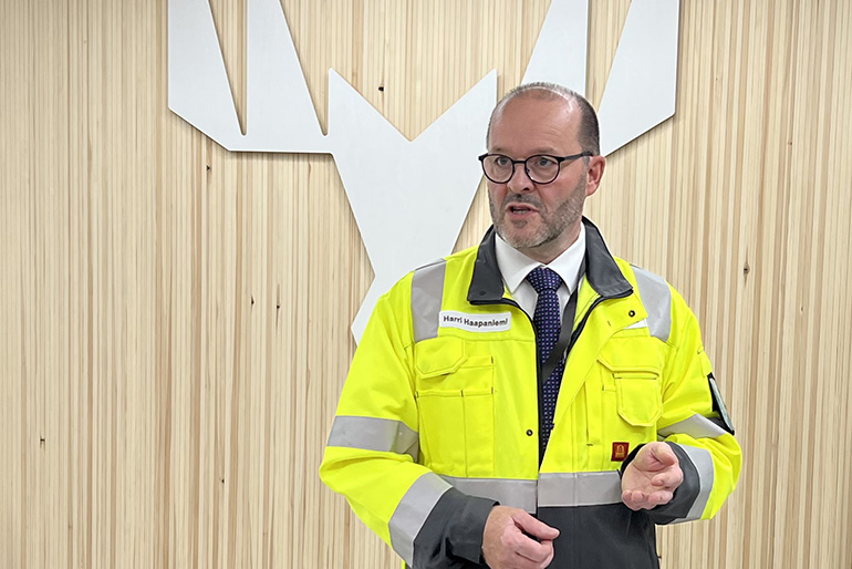 Harri Haapaniemi katsoo kohti kameraa.