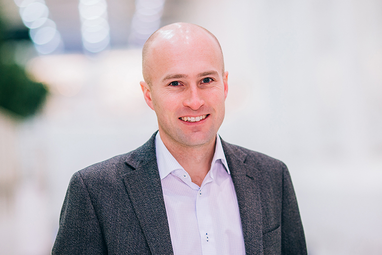 Marcus Bergström katsoo hymyillen kohti kameraa.