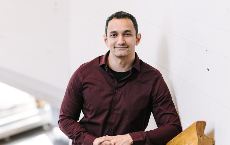 Michael Hummel, professori, Aalto-yliopiston bioinnovaatiokeskuksen johtaja katsoo kohti kameraa.