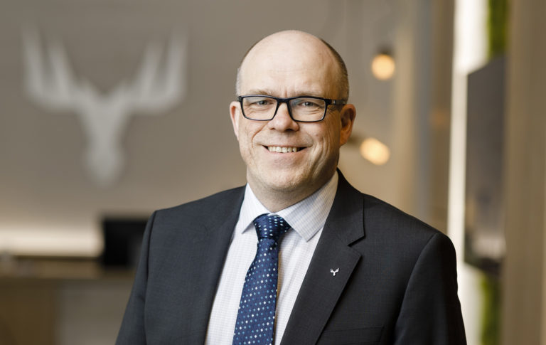 Pertti Hietaniemi, henkilöstöjohtaja, Stora Enso katsoo kohti kameraa.