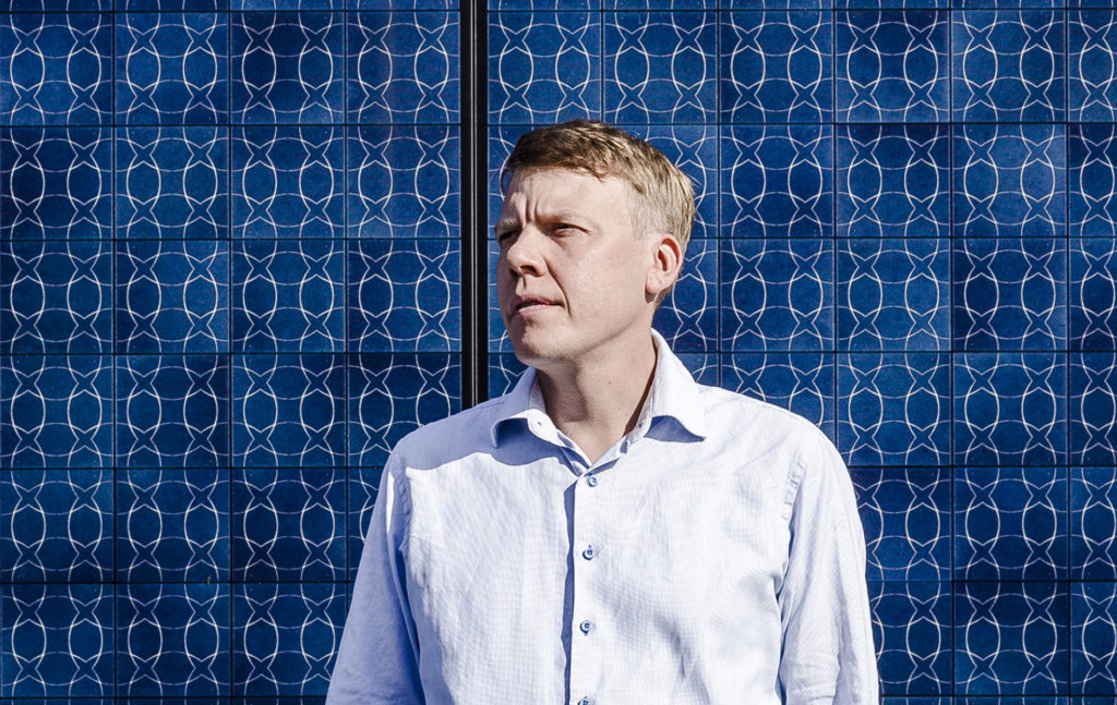 Jero Ahola, Energiatehokkuuden professori, LUT-yliopisto, katsoo kohti kameraa.