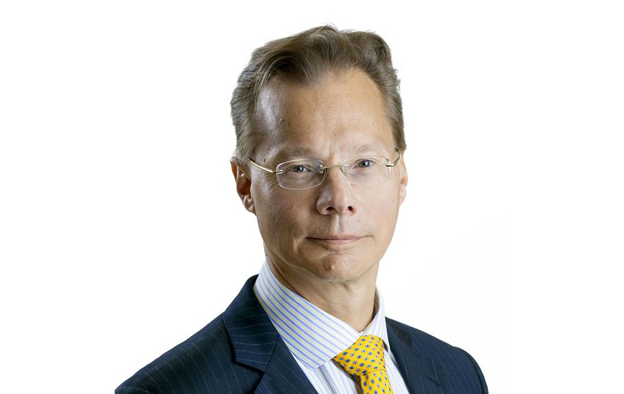 Stora Enson toimitusjohtaja Hans Sohlström katsoo kohti kameraa.