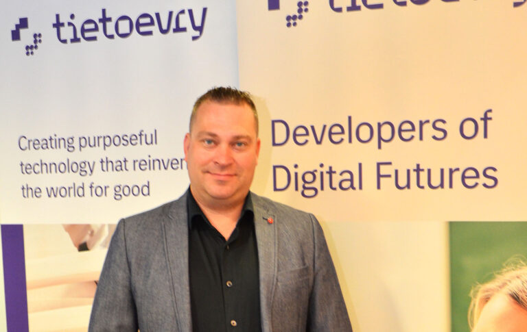 Kartonki- ja kuituteollisuuden liiketoiminnan kehitysjohtaja Jyri Jokinurmi Tietoevry Industrystä katsoo kohti kameraa.