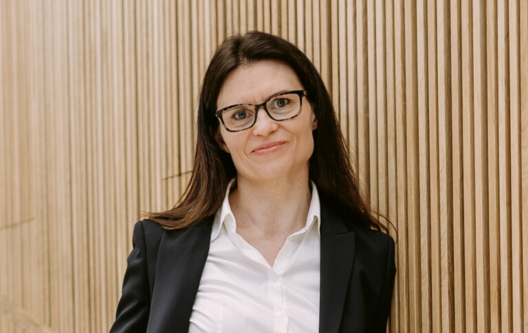 Pakkaussuunnittelija Outi Oravainen katsoo kohti kameraa.