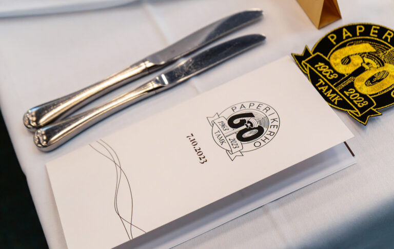 Aterimet ja menyy pöydällä.