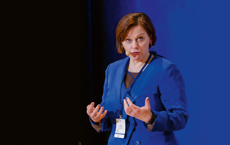 Metsäteollisuus ry:n toimitusjohtaja Paula Lehtomäki katsoo kokhti kameraa.