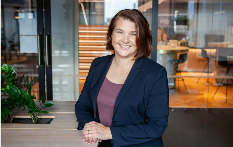 Kemiran Mari Zapihian katsoo kohti kameraa.