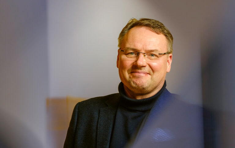 UPM:n teknologiajohtaja Petri Hakanen katsoo kohti kameraa.