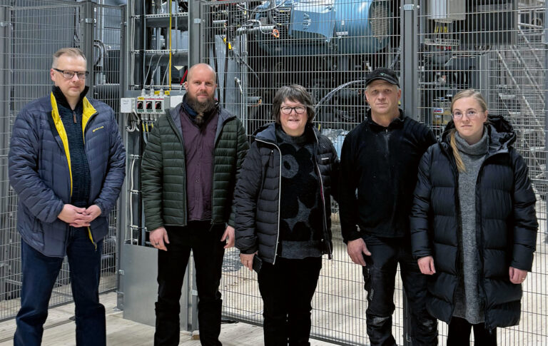 Sahayksikön äärellä seisovat Veli-Pekka Hämäläinen (vas.) ja Juho Peteri teknologiakumppani Pinjasta. Tervolan Saha ja Höyläämö Oy:stä ovat yrittäjät Lea ja Juha Kokkonen, vierellä tytär Elina Alajoki.