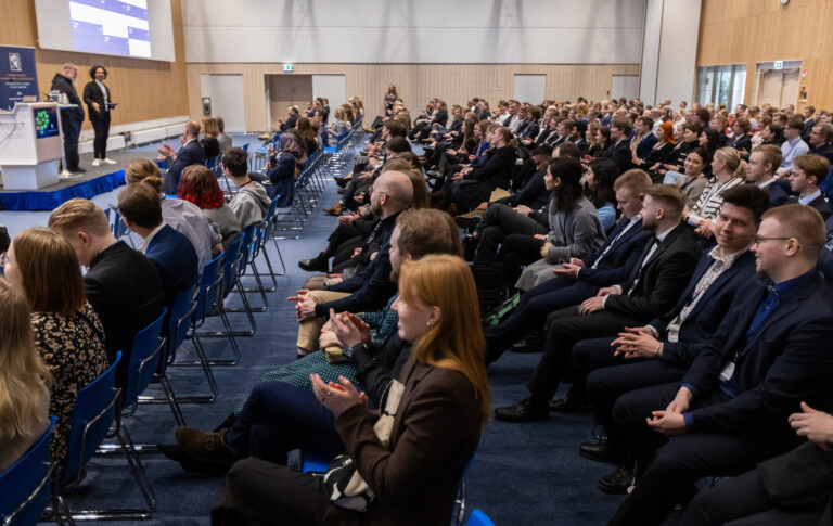 Yleisöä istumassa Tampere-talon salissa.