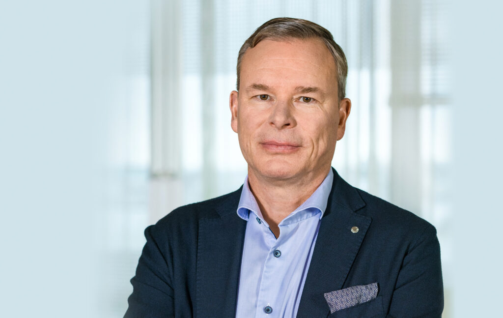 Stora Enson Packaging Materials -divisioonan johtaja Hannu Kasurinen katsoo kohti kameraa.