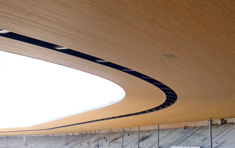 Kivipuuta Helsingin Olympiastadionin katsomon kattorimoituksessa.