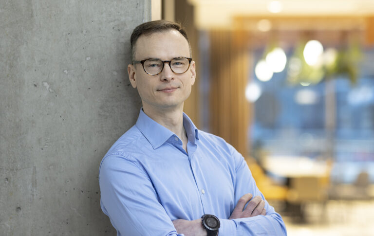 VTT:n vetytutkimuksen johtaja Antti Arasto katsoo kohti kameraa.