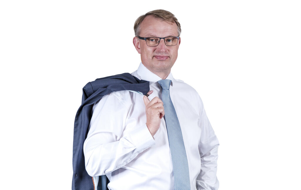 Energiateollisuus ry:n toimitusjohtaja Jukka Leskelä katsoo kohti kameraa.