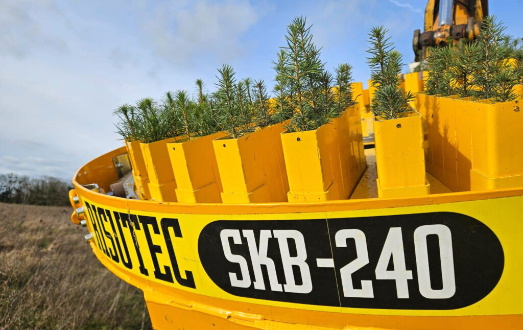 Risutec Oy:n valmistama puuntaimien istutuskone, jossa puuntaimet valmiina istutettaviksi.