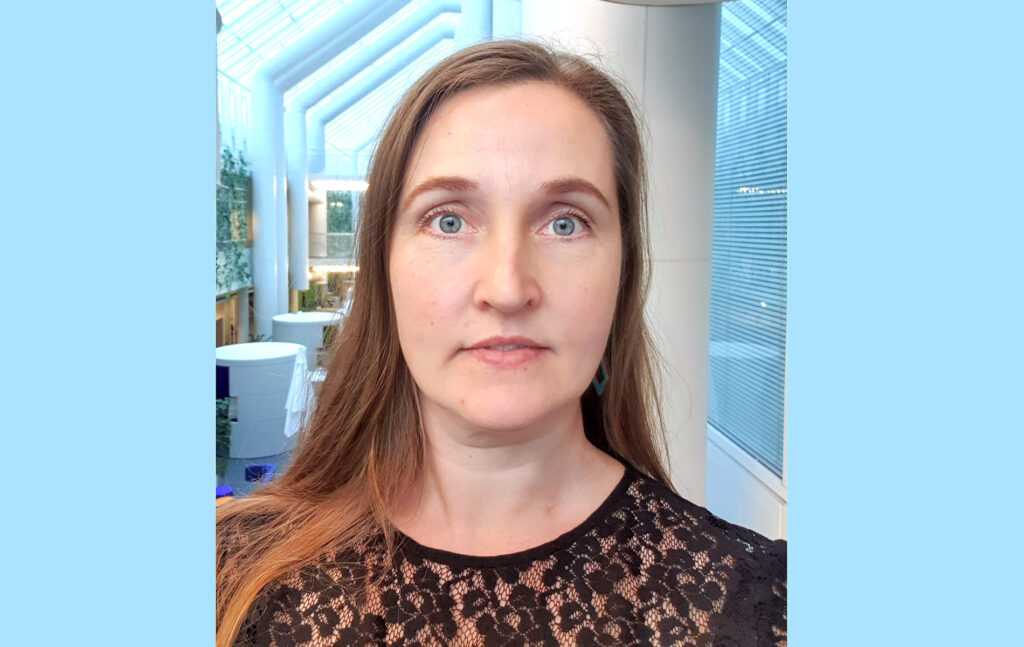 Päivi Paajanen katsoo kohti kameraa.