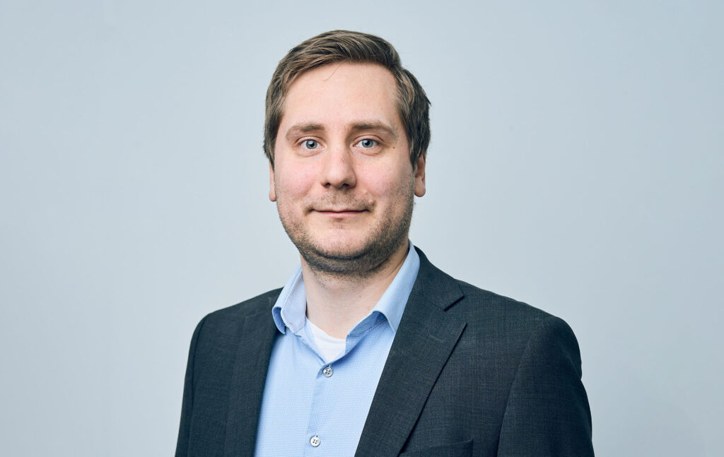 Joonas Isoketo katsoo kohti kameraa.