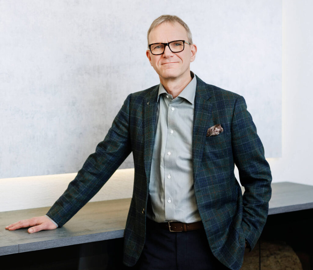 Jussi Vanhanen katsoo kohti kameraa.