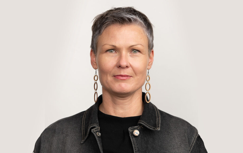 Jenny Müller-Wahlman katsoo kohti kameraa.