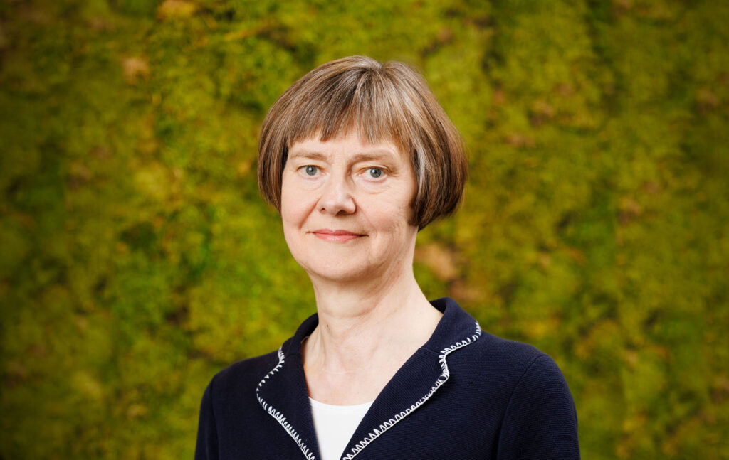 Kaija Pehu-Lehtonen katsoo kohti kameraa.