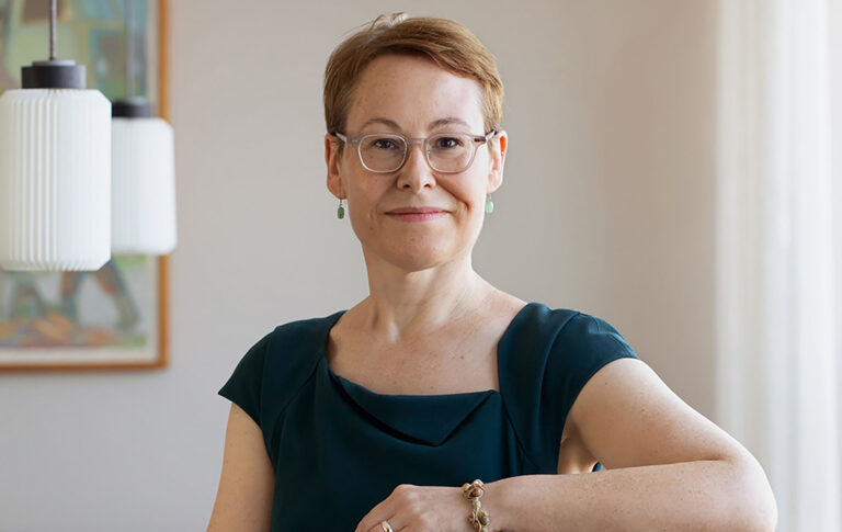 Karyn Boniface katsoo kohti kameraa.