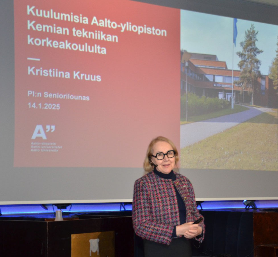 Kristiina Roos pitää esitystä ja katsoo kohti kameraa.