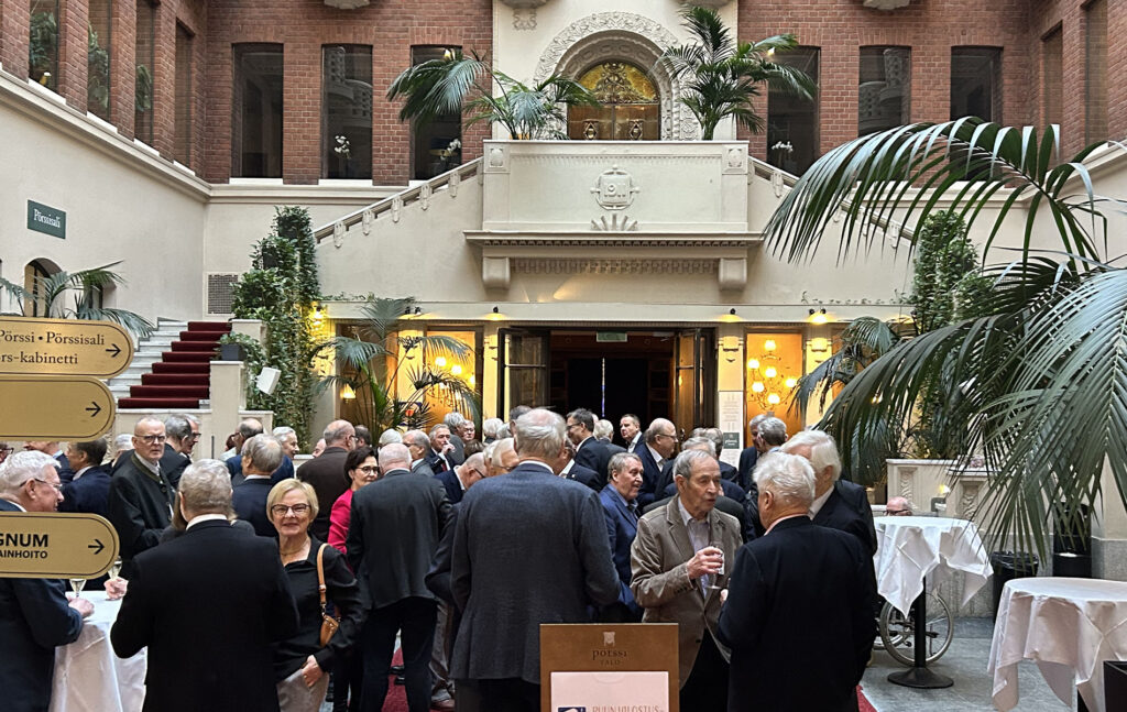 Ihmisiä kokoontunut Puunjalostusinsinöörien Seniorilounaalle Pörssitalolle.