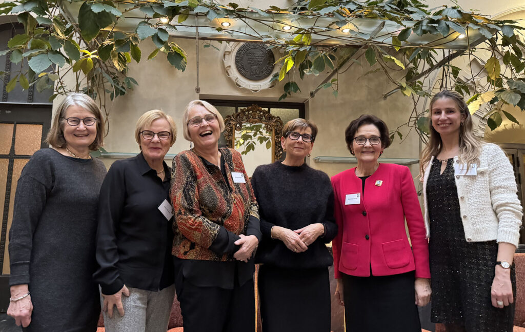 Vasemmalta alkaen Annikki Vehniäinen, Elisa Hänninen, Sirkku Hisinger, Pirkko Molkentin-Matilainen, Ainomaija Haarla ja Natalia Musina katsovat kohti kameraa.