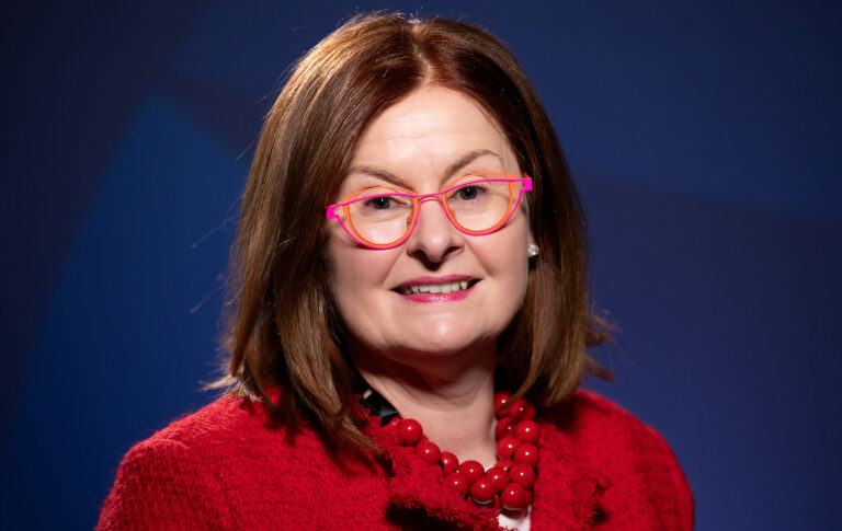 Sharon McGuinness katsoo kohti kameraa.