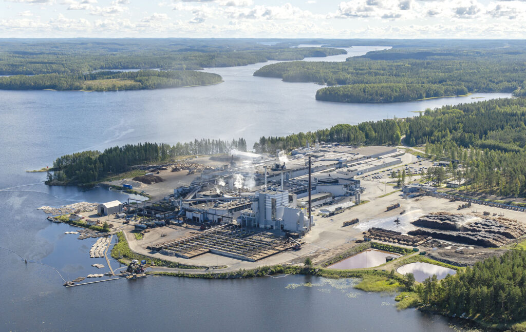 Ilmakuva Saimaan rannalla Mikkelissä sijaisevasta UPM Pelloksen havuvaneritehtaasta.