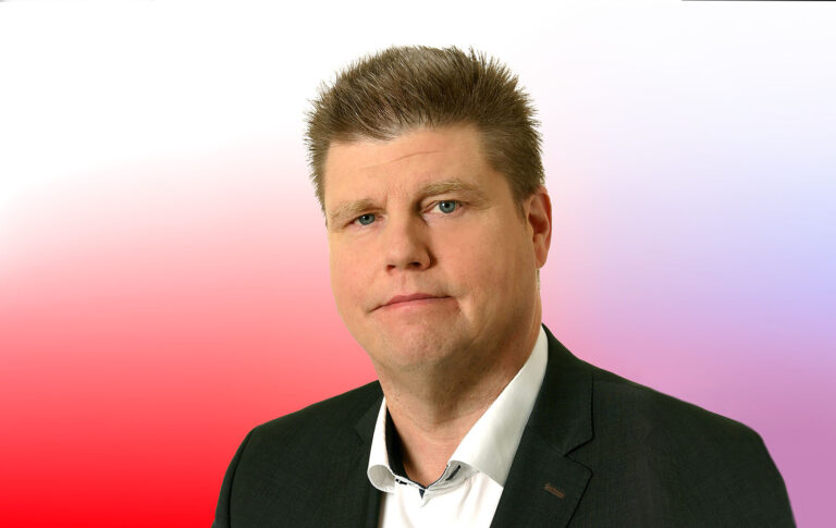 Esa Kivioja katsoo kohti kameraa.