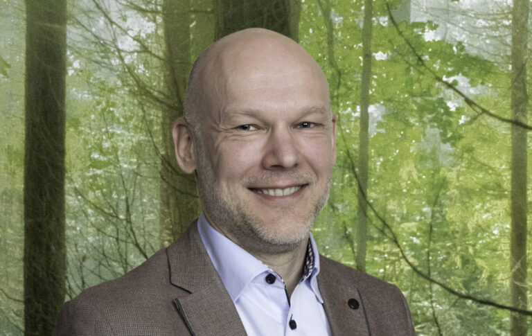 Hannu Hämäläinen katsoo kohti kameraa.