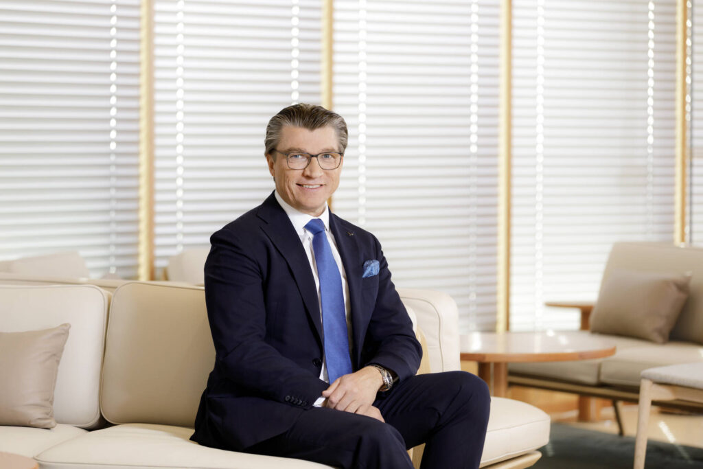 Esa Kaikkonen katsoo kohti kameraa.