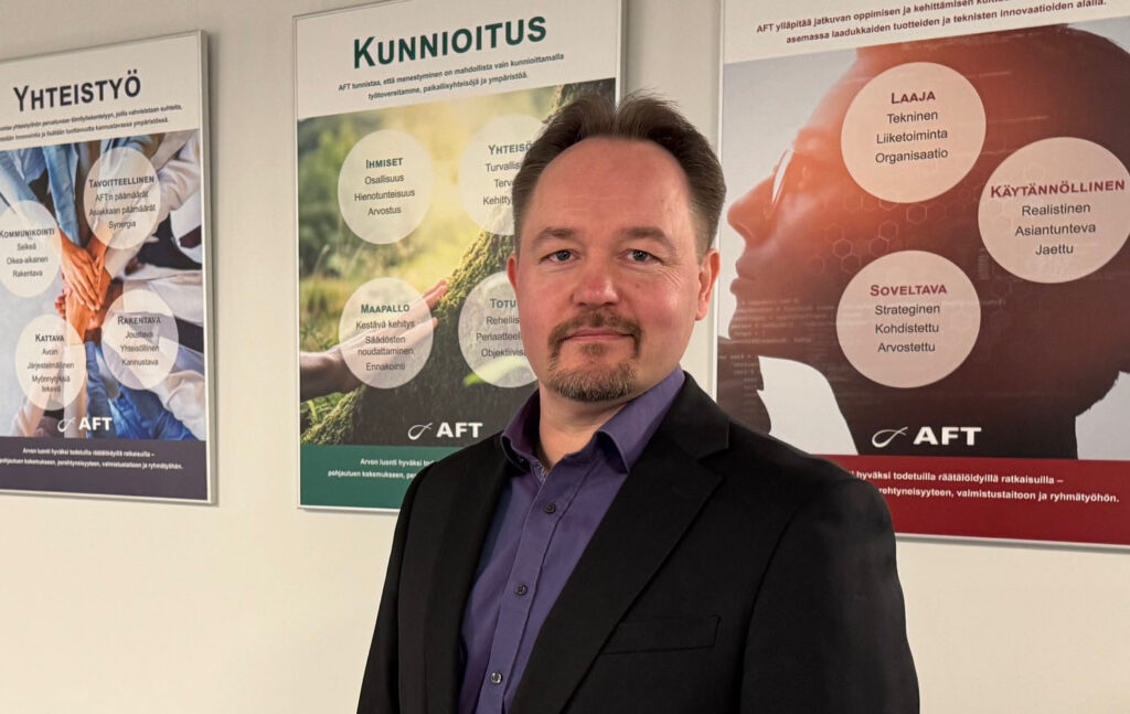 Kimmo Nurminen katsoo kohti kameraa.