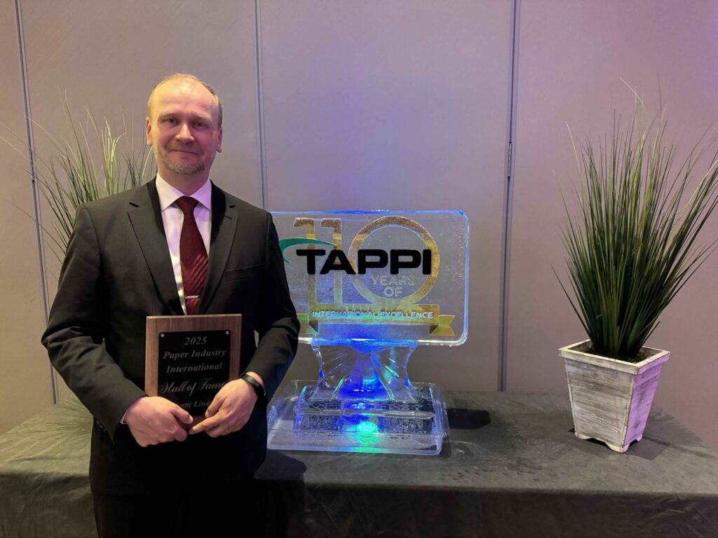 Antti Lindqvist katsoo kohti kameraa.