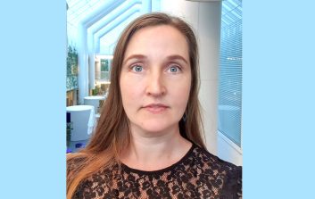 Päivi Paajanen katsoo kohti kameraa.