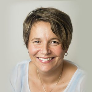 Alina Ruonala-Lindgren katsoo kohti kameraa.